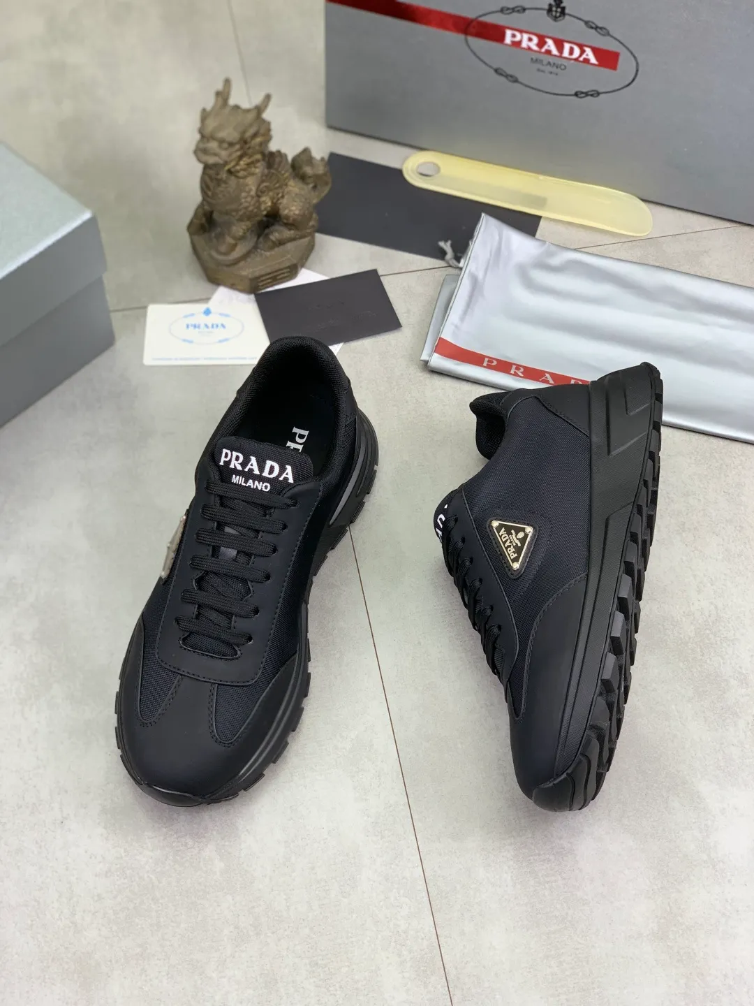 Men's men's shoes P560💰 [Real Price] Popular models are on the official website, 🆘 Trendy brand (Prada) mainly promotes popular models, avant-garde and versatile fashionable men's shoes private version mold opening, cowhide surface splicing 1:1.. Stylish and simple, original imported cowhide lining cowhide feet; the atmosphere and personality are more fashionable, eye-catching and pursuing class. It will subvert the old ideas and be a must-have for fashionistas who want to spend time with you! Must keep it! Tall and comfortable, large and low, high-end quality workmanship. Code number: 38-44 (45 customized) 2️⃣ optional.